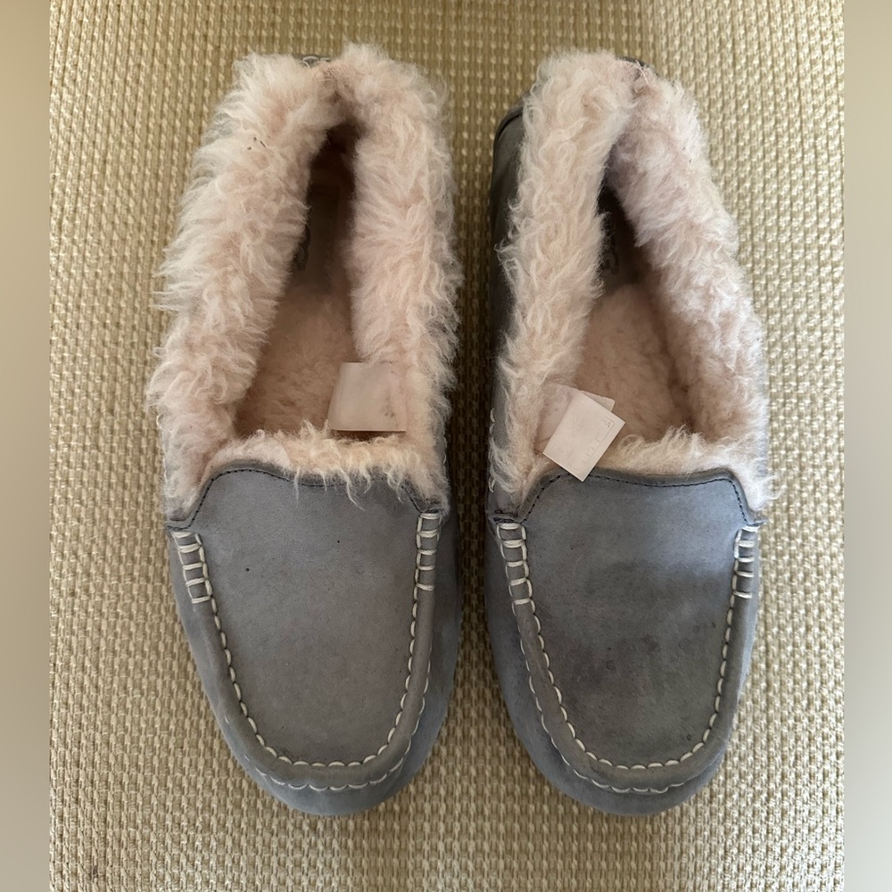 Women’s UGG bedroom slippers
